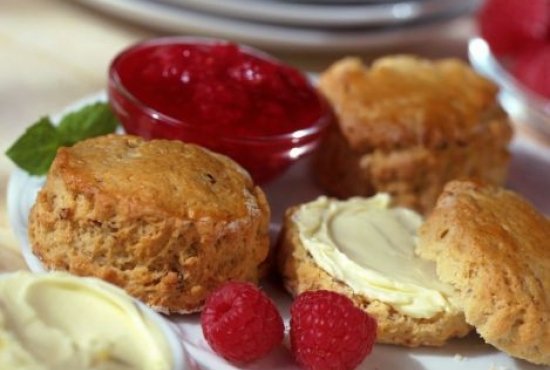 HAZELNUT SCONES WITH RASPBERRY SALSA